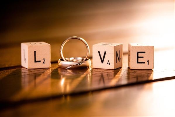 Vielsesringe i hvidguld – smukke og holdbare ringe til at fuldende den perfekte dag